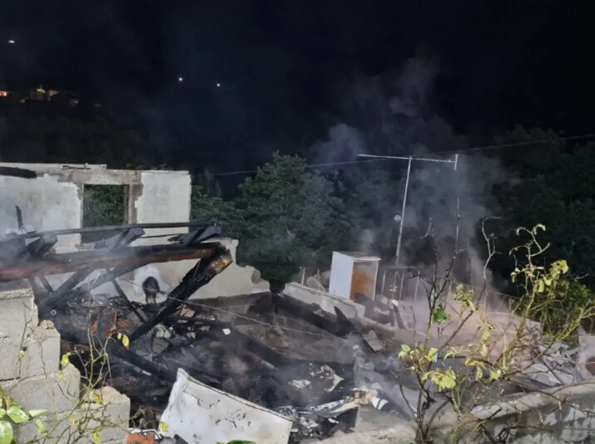 O incêndio destrui totalmente a casa de dois pisos