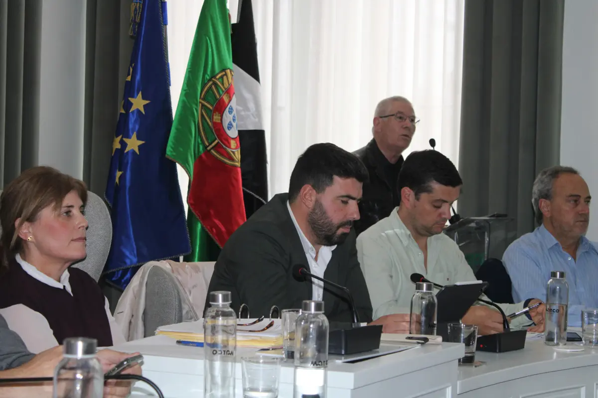 Olímpio Almeida (a falar no púlpito) ameaçou colocar bandeiras negras no bairro.