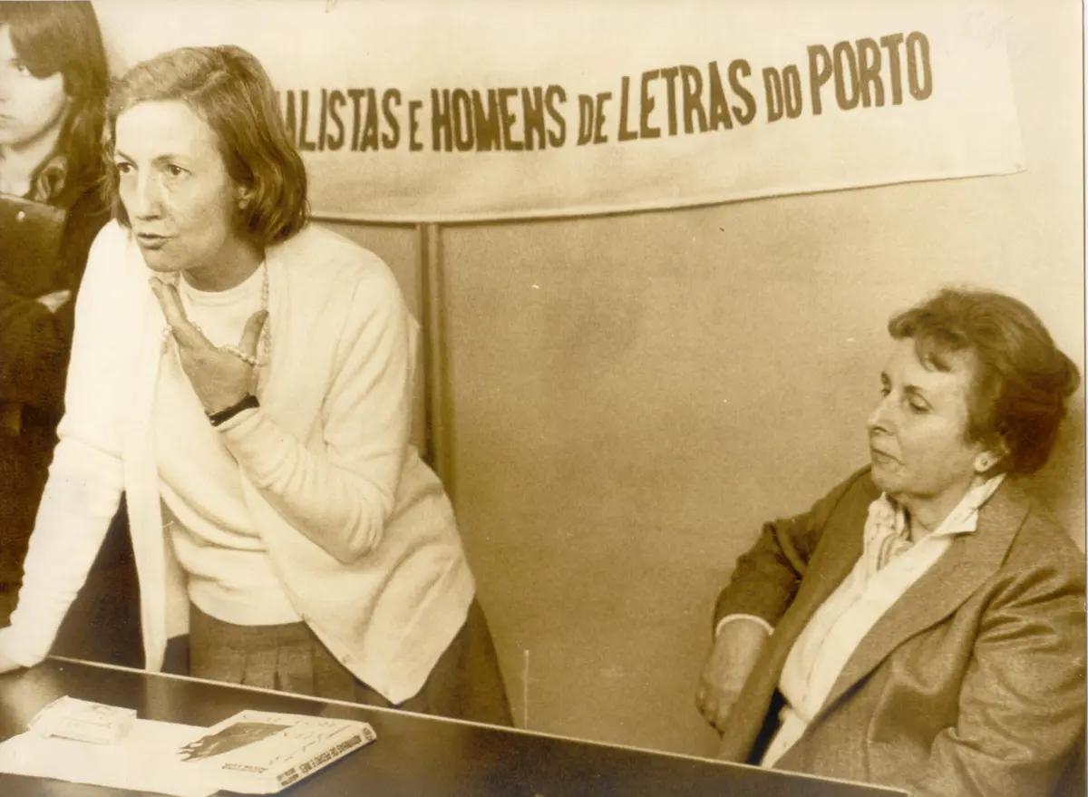 Maria Glória Padrão na apresentação de um livro de Agustina Bessa-Luís, em 1984, na Associação dos Jornalistas e Homens de Letras do Porto