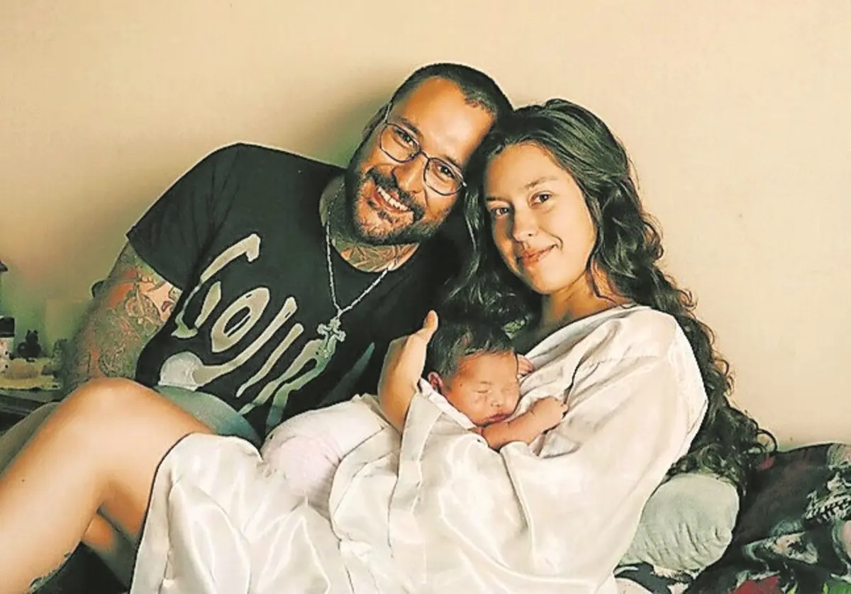 Casal com a bebé nascida no Hospital de Cascais