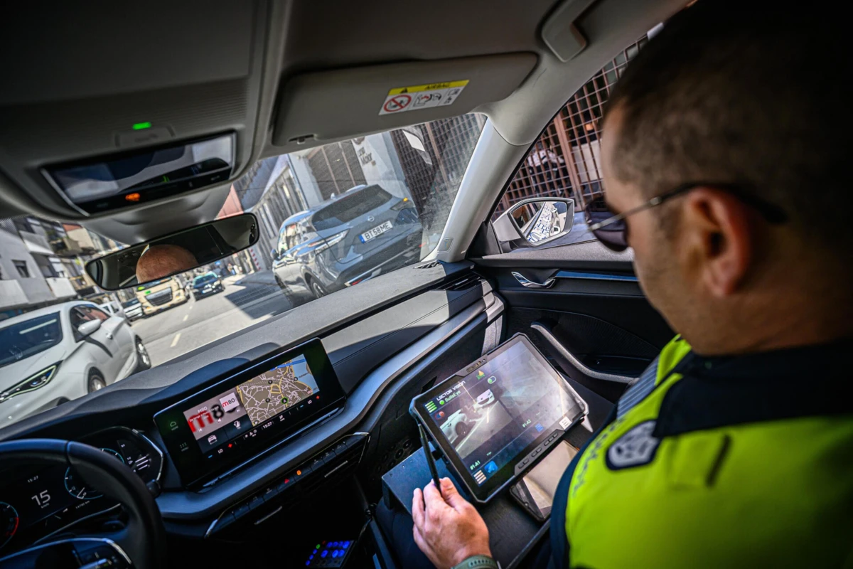 Imagens captadas pelas câmaras dos carros da PM são enviadas para tablet monitorizado por um agente, que faz a verificação das infrações