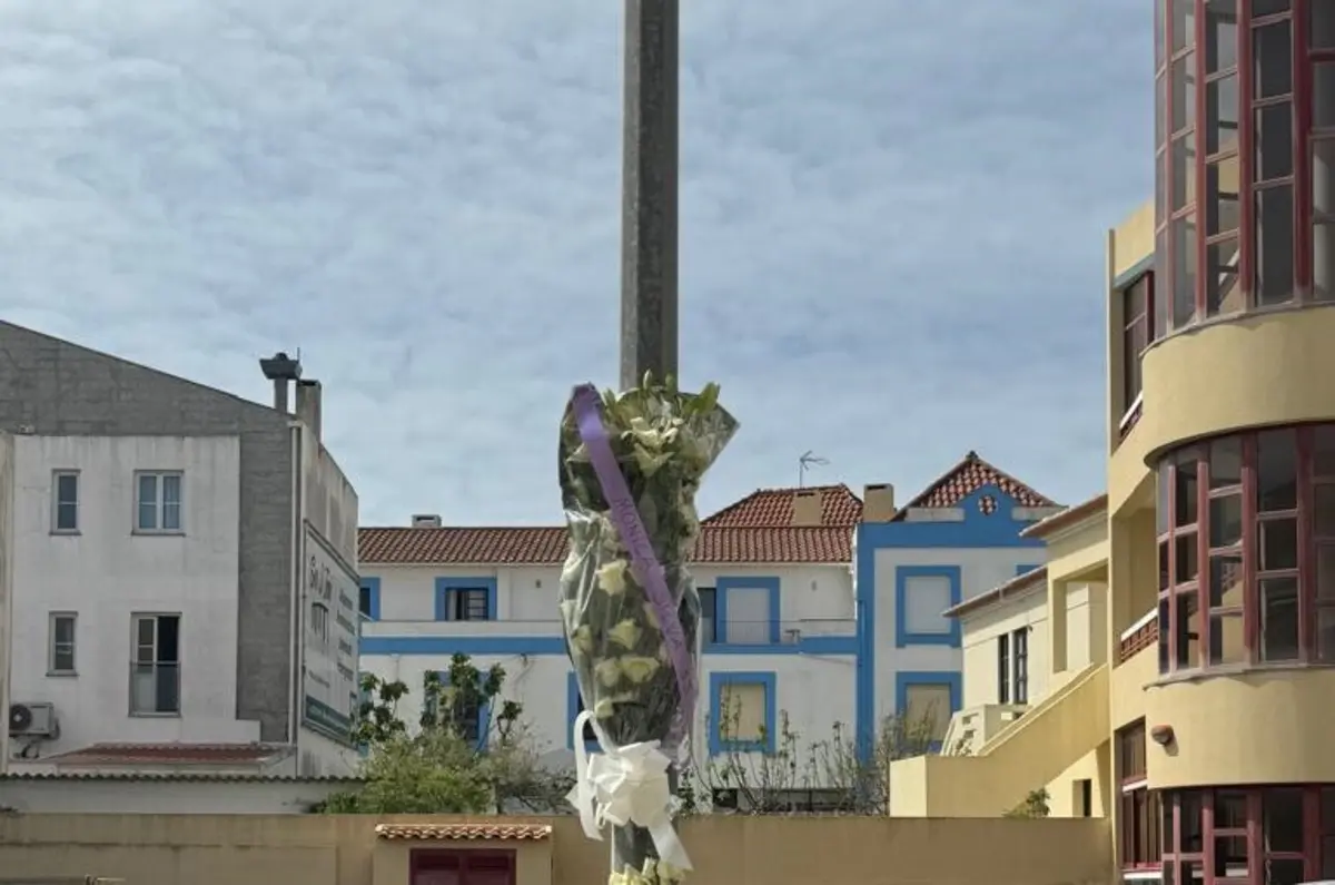Um ramo de flores foi colocado esta tarde na Torreira
