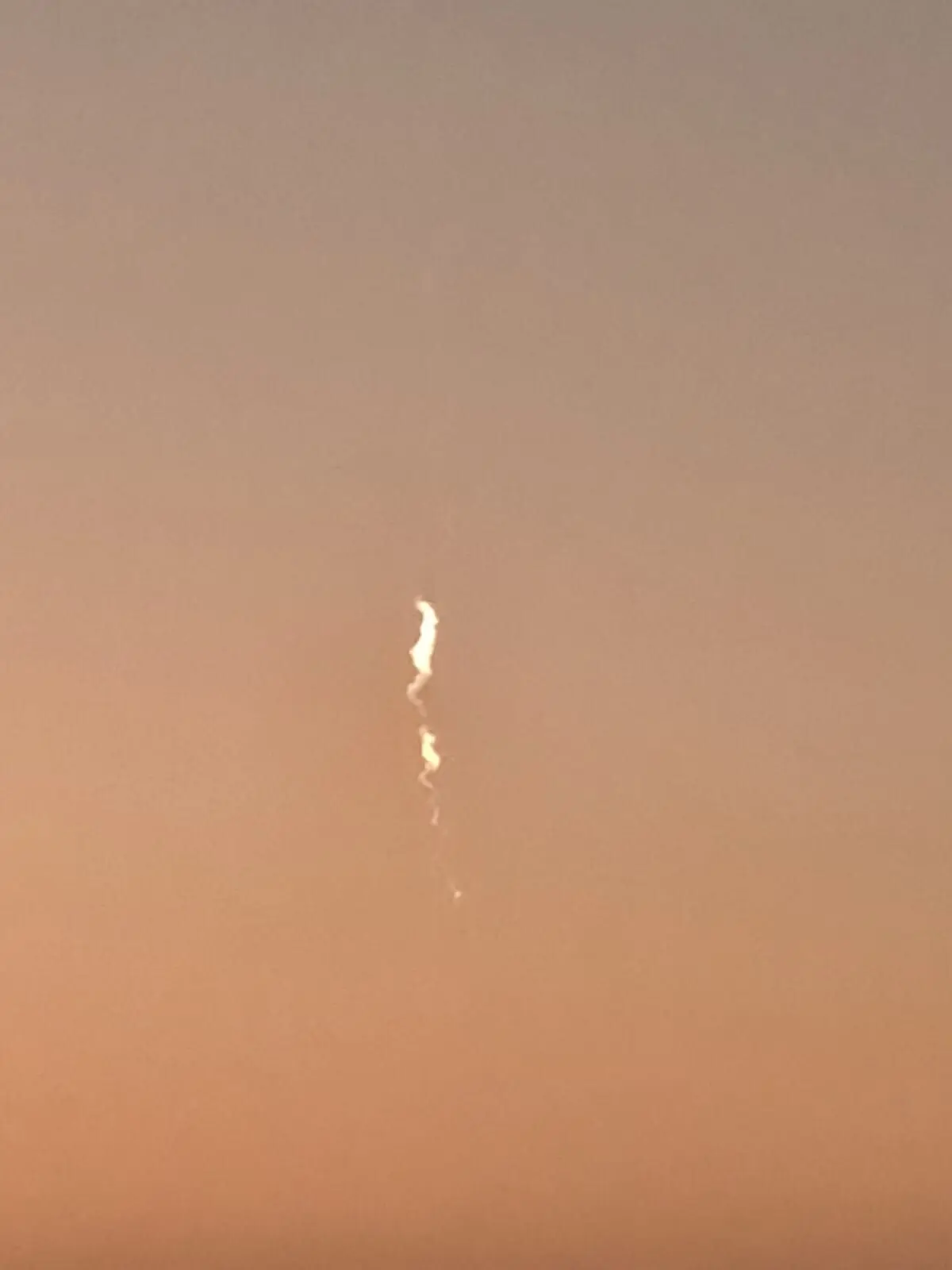 Imagem de contexto do artigo "Bola de fogo" no céu seguida de rasto de fumo vista em vários pontos do Norte