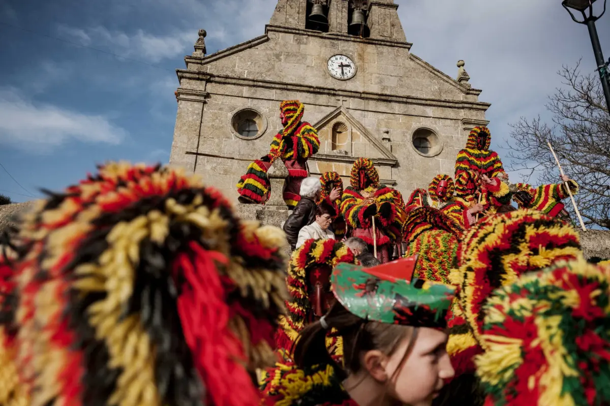 Colorido e irreverência dos caretos são fortes atrativos para os mais jovens