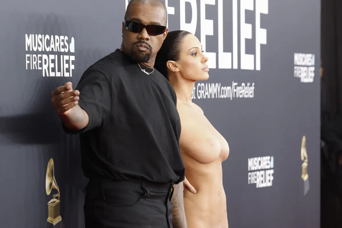 Censori chegou à cerimónia dos prémios da música com um vestido transparente