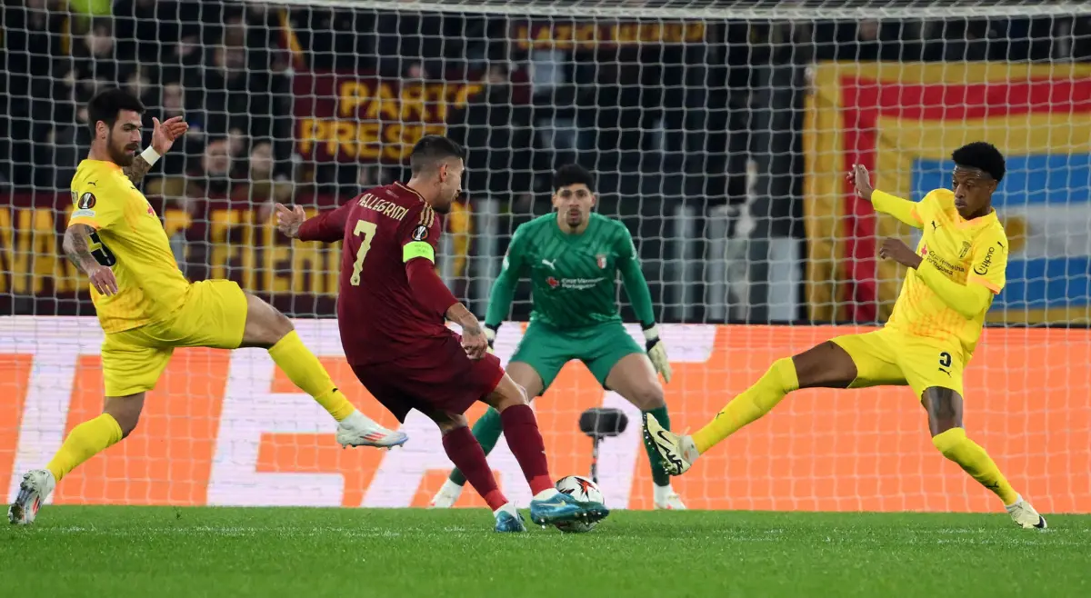 O capitão Lorenzo Pellegrini, remata para o primeiro golo da Roma, entre João Ferreira e Robson Bambu