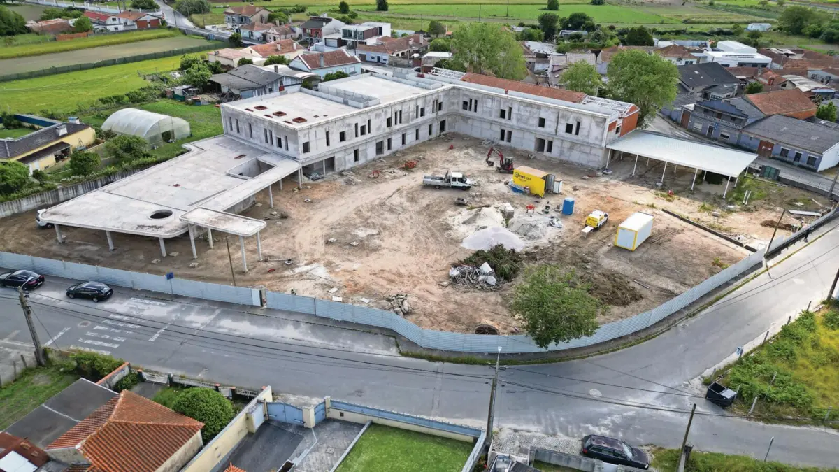 Falência do empreiteiro parou obras na EB do Solposto, que foram retomadas recentemente