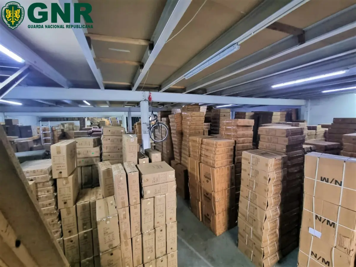 Apreendidos mais de 14 mil pares de calçado contrafeito