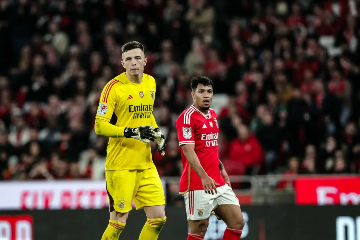 Defesa complica nos clássicos