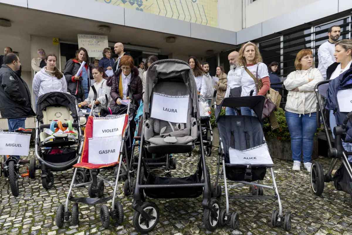 Imagem de contexto do artigo Pais protestaram contra encerramento do infantário do Lar do Comércio