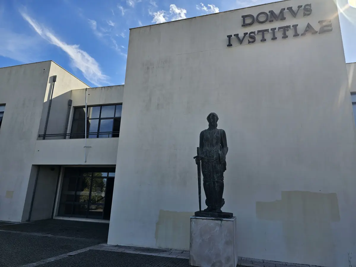 Imagem de contexto do artigo Acordão das faturas falsas na cortiça adiado para outubro