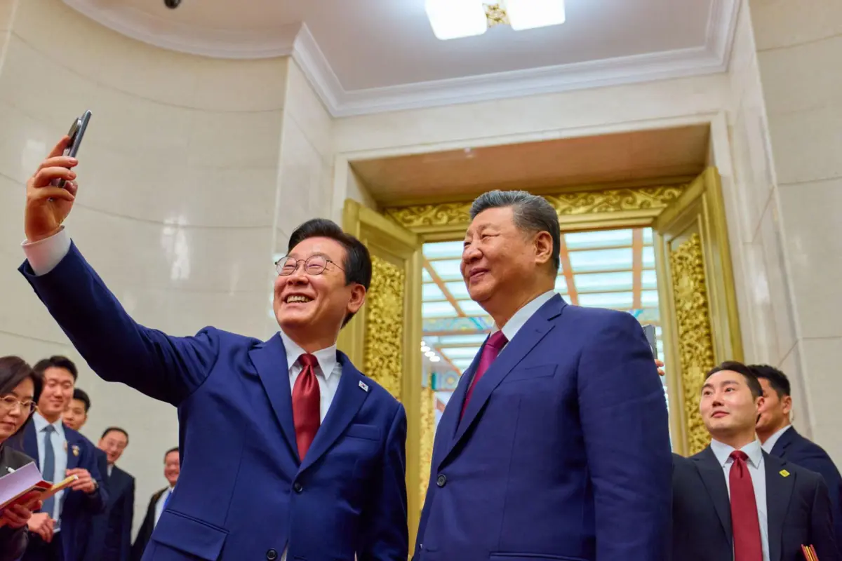 O presidente sul-coreano Lee Jae-myung com o seu homólogo chinês Xi Jinping