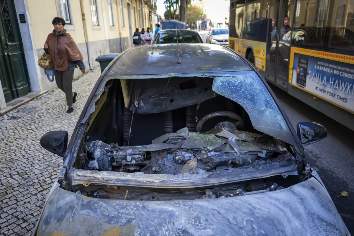 Estes atos de vandalismo em Benfica ocorreram depois de na noite de sábado para domingo terem igualmente sido incendiados na freguesia 11 veículos