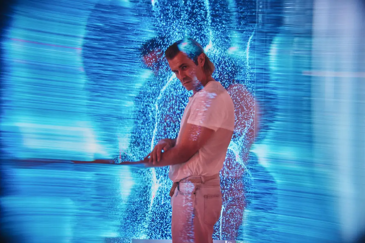 Entre diálogos reais e improvisados, Albano Jerónimo e AROA dissertam "sobre o toque, a consciência e o futuro da coexistência entre espécies"