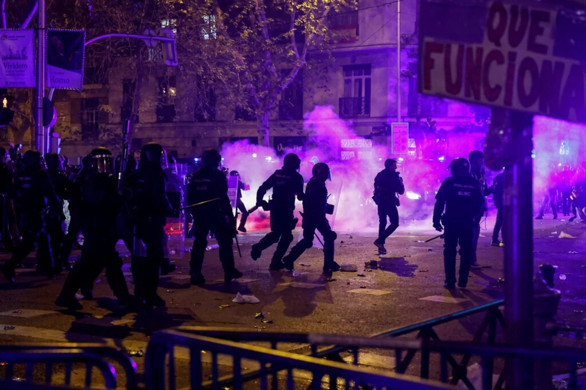 Imagem de contexto do artigo Confrontos com a polícia e 15 detidos em Madrid durante protestos contra a amnistia