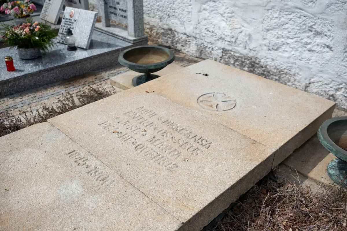 Em setembro de 1989, os restos mortais foram transportados do Cemitério do Alto de São João, na capital, para um jazigo de família