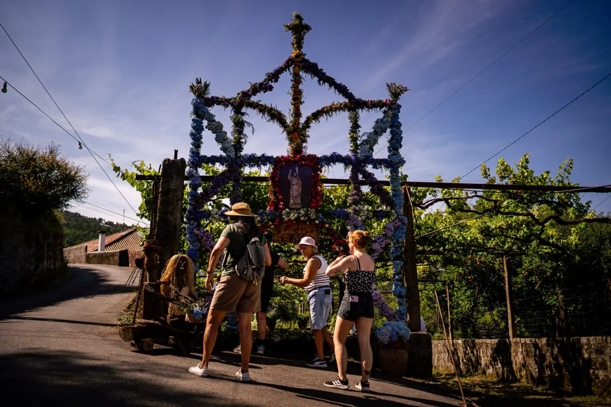 A população organiza-se e decora as fontes com flores e pétalas