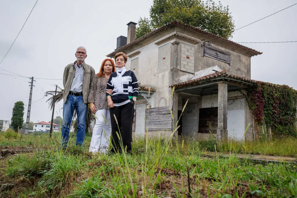 Manuel Pinto, Fátima Sousa e Dolores Ribeiro, na antiga estação do Muro, que está ao abandono