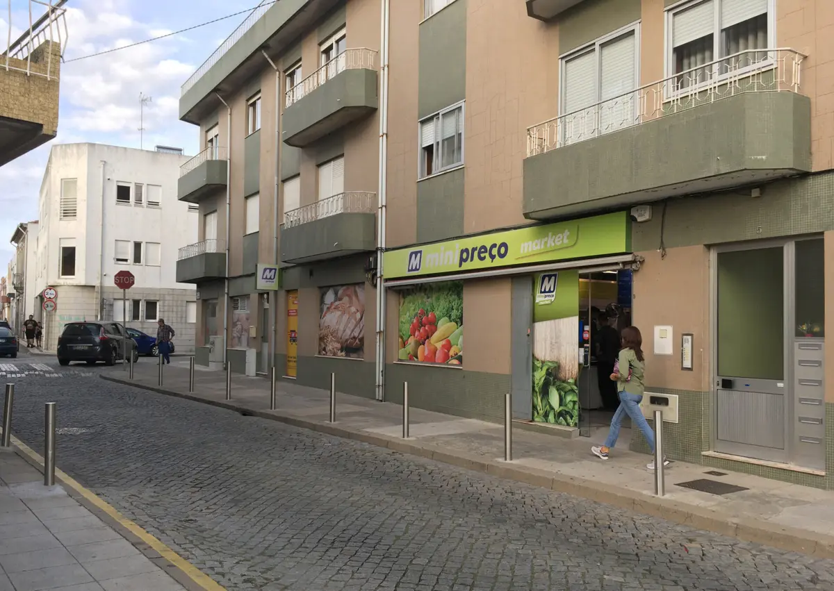 dois encapuzados entraram no Minipreço, um de pistola em punho e outro com uma faca