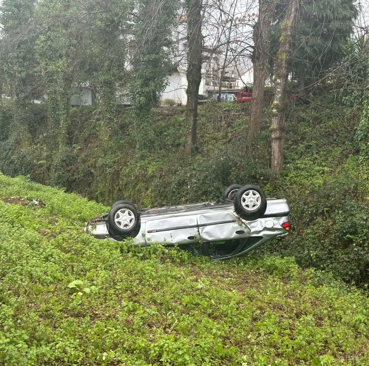 O automóvel capotou totalmente num descampado