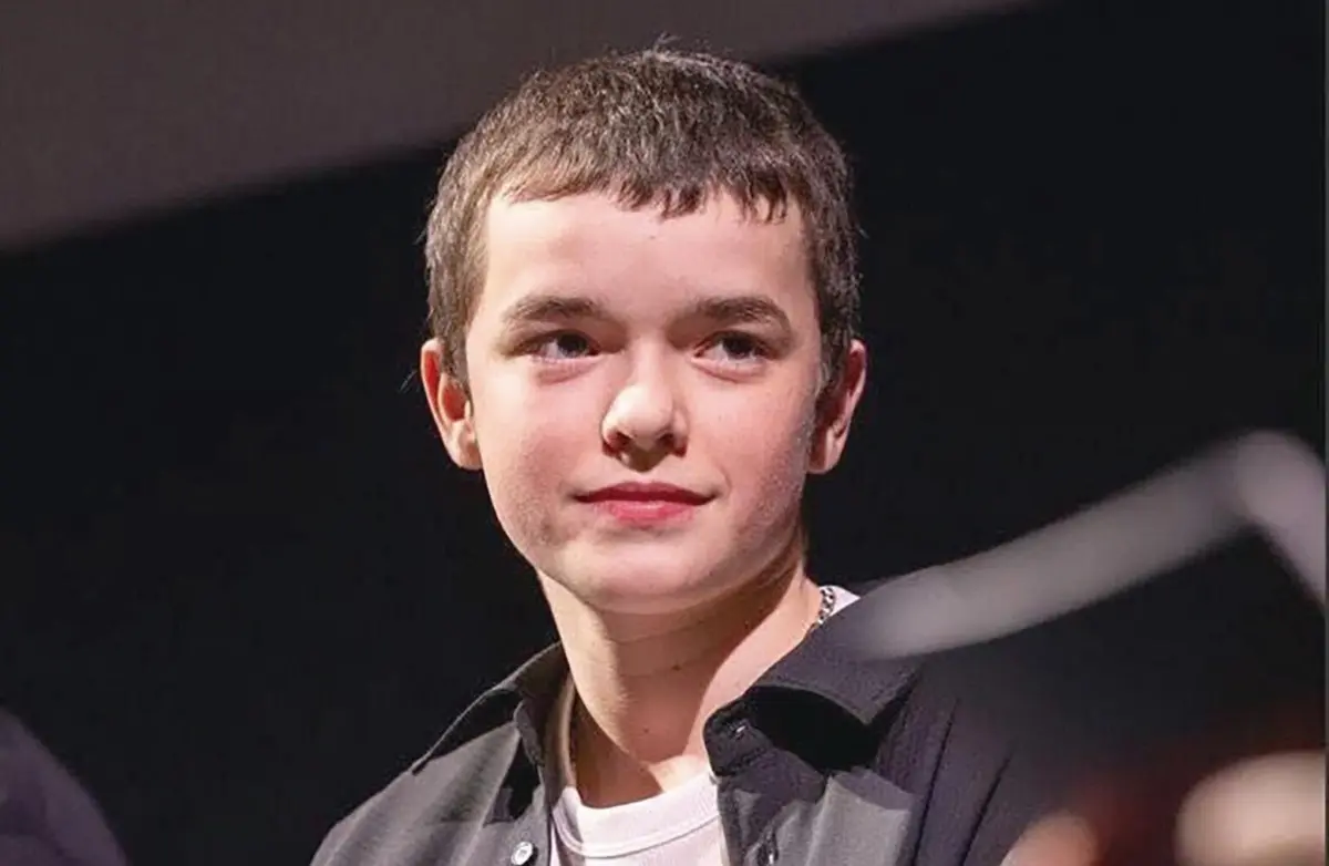 Jovem britânico vai trabalhar com protagonista de “Barbie”