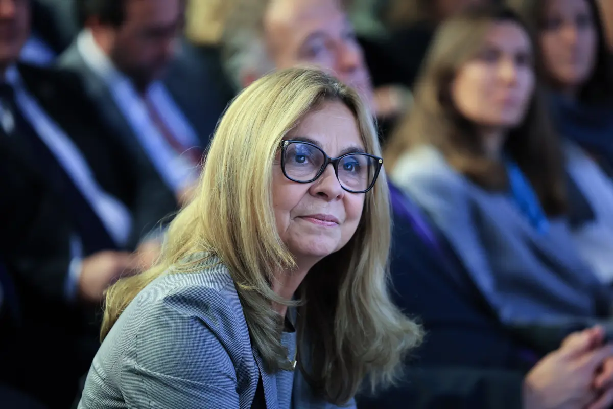 Ministra da Saúde pondera aumentar o valor das horas extra para compensar corte nos tarefeiros