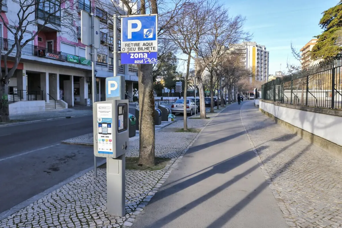 Uma das ruas de Setúbal com estacionamento tarifado