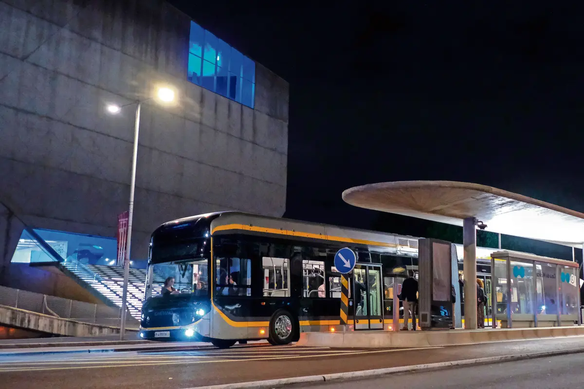 Apesar de já terem estado em ensaios, os veículos do Metrobus ainda não estão a funcionar, um ano após a conclusão das obras