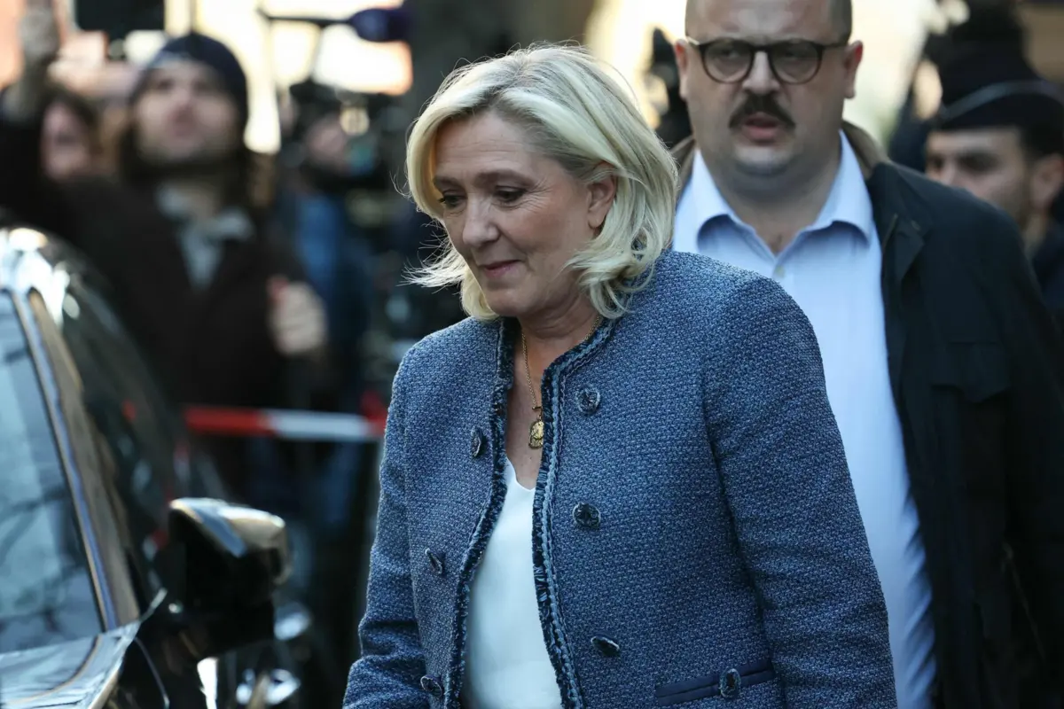 Marine Le Pen, líder do grupo parlamentar da União Nacional (RN, na sigla em francês), foi hoje condenada pelo tribunal de Paris a quatro anos de prisão, dois dos quais não suspensos e sujeitos a um sistema de vigilâ