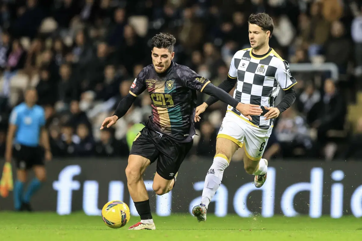 Paulo Moreira disputa a bola com o reforço do Boavista Van Ginkel