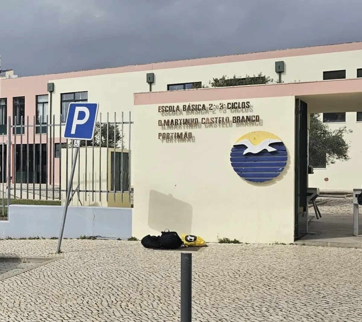 Mãe de aluno saltou os torniquetes na entrada da escola e agrediu duas pessoas