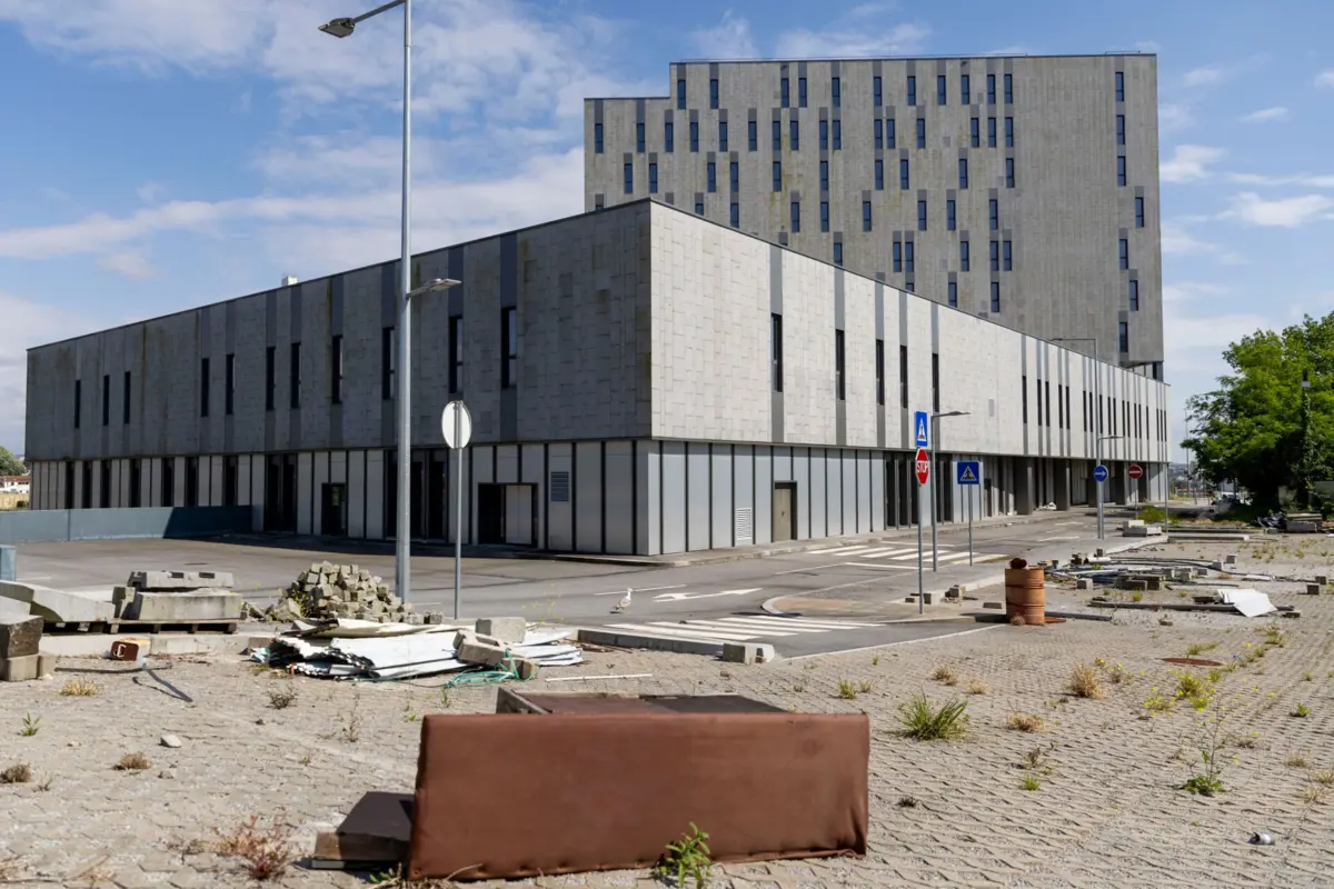 Frente do edifício construído para ser um hospital privado
