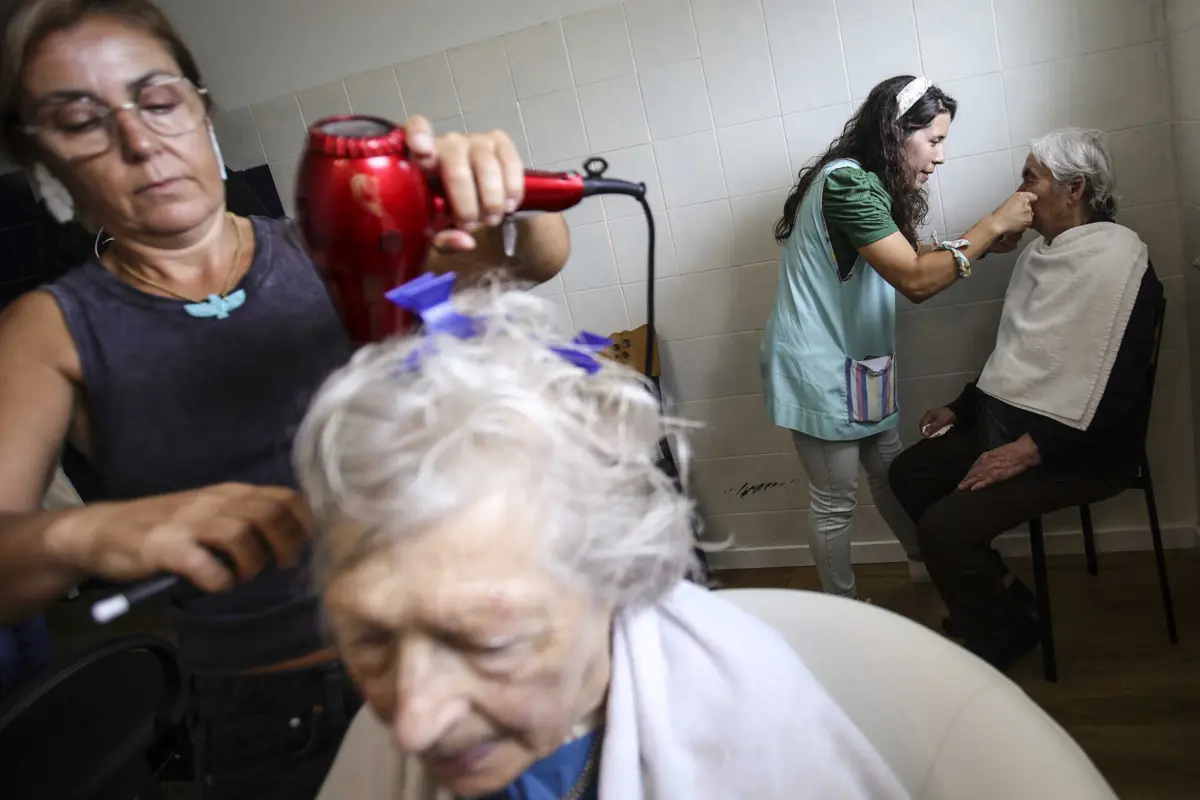 Cortes, penteados ou manicura são alguns dos serviços prestados aos idosos