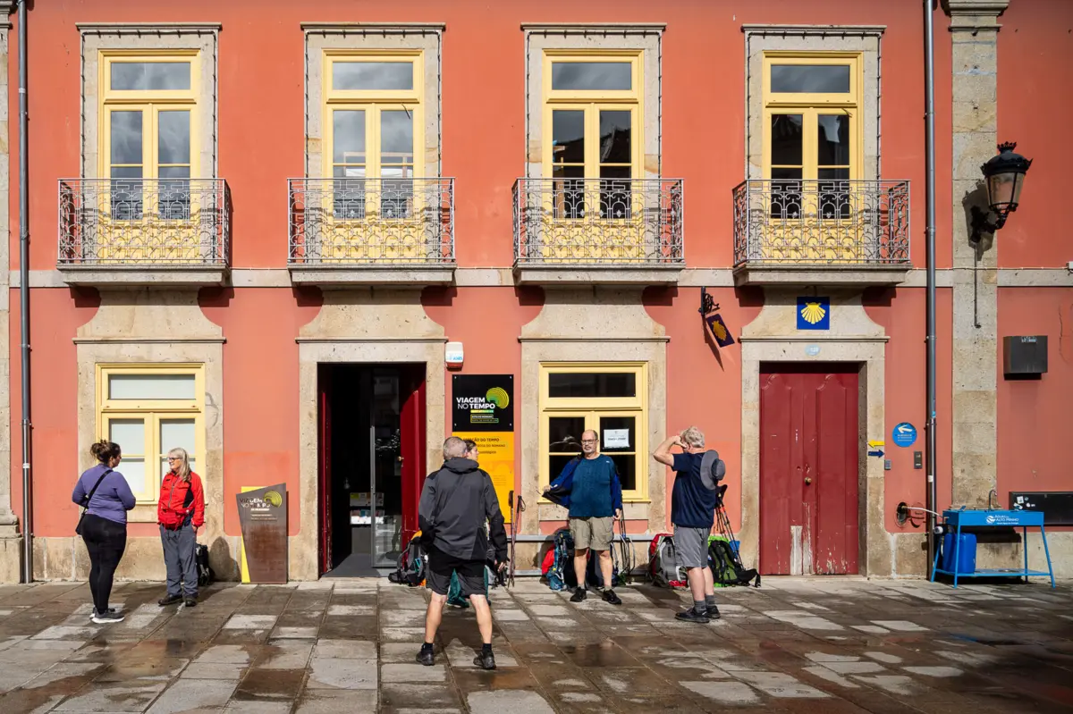 Peregrinos aguardam que o albergue de Ponte de Lima abra as portas