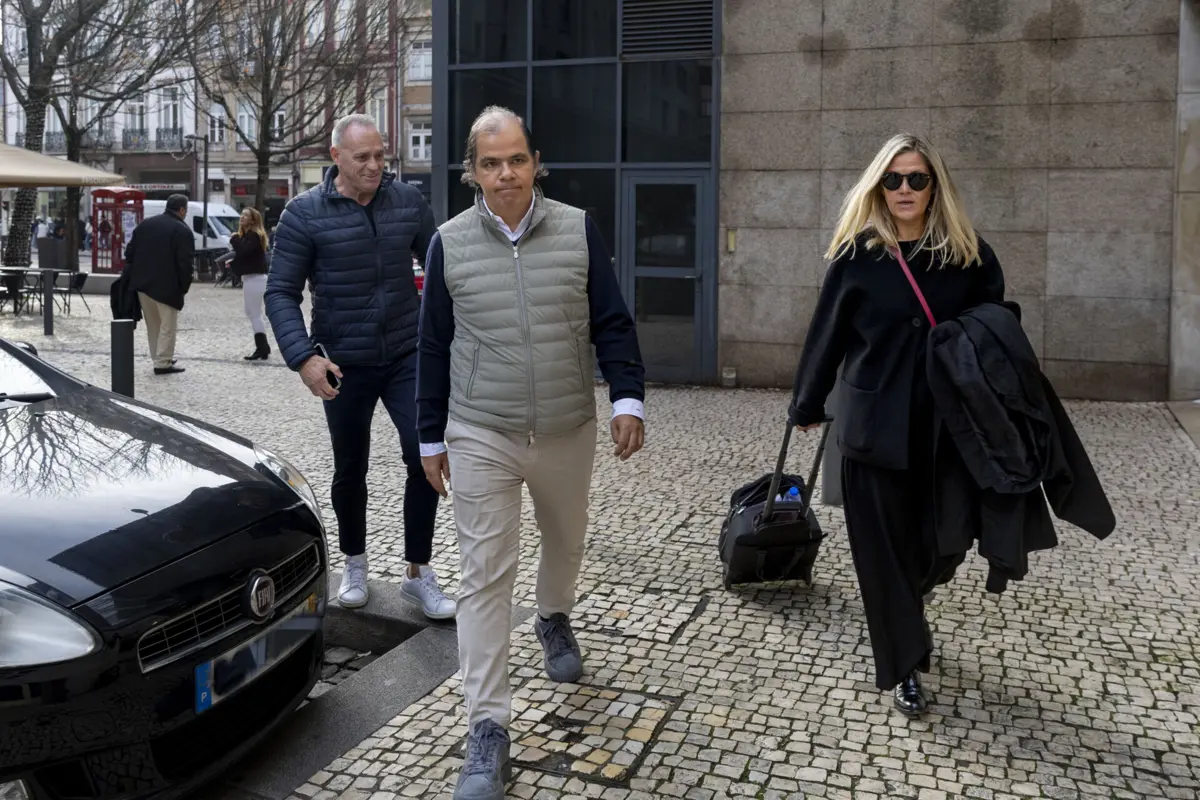 João Koehler (ao centro, na foto) negou empurrão à ex-mulher