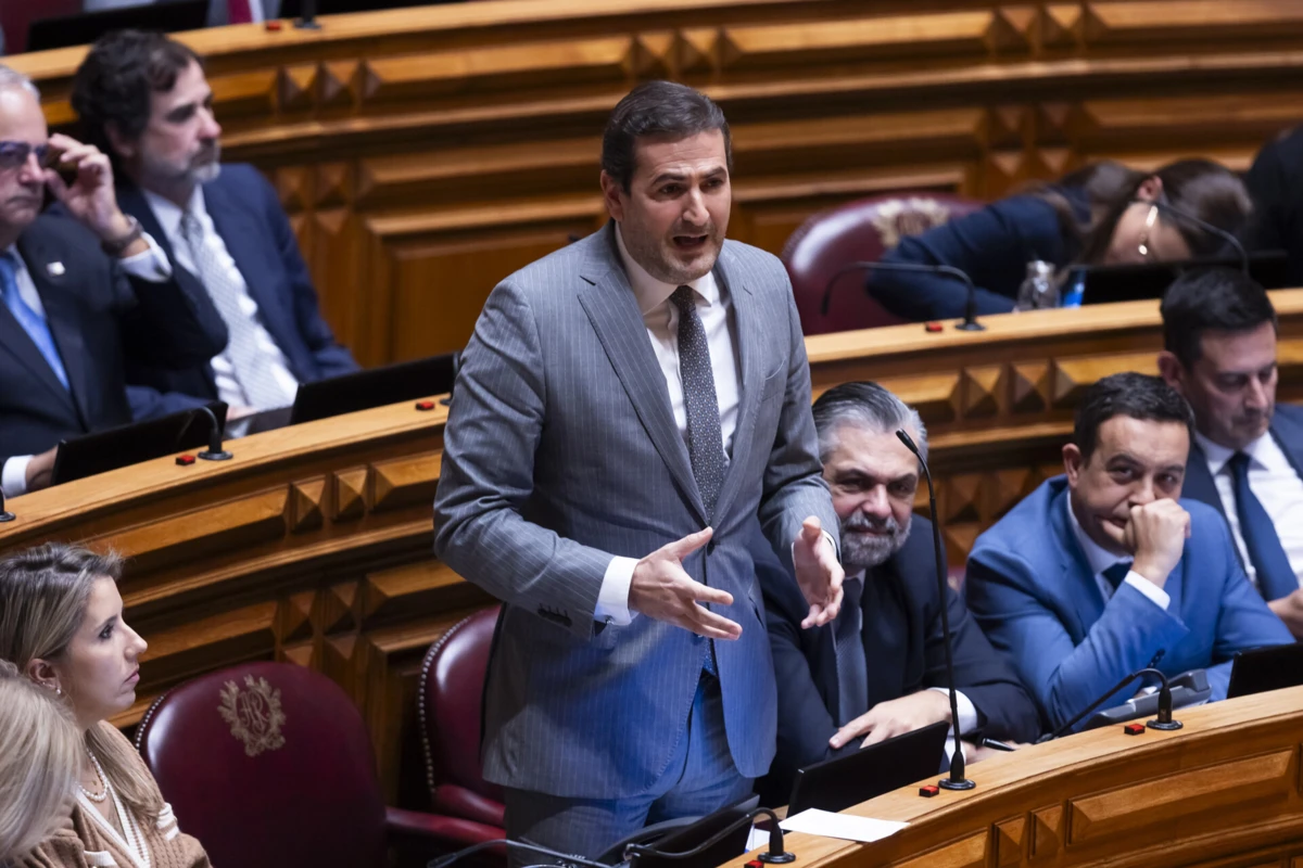 Hugo Soares explicou que a bancada apresentará "uma iniciativa legislativa justa e equilibrada que pretende corrigir o acesso de imigrantes ao SNS de forma regrada e justa"