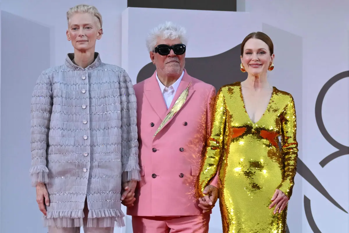 Pedro Almodóvar com as suas atrizes Tilda Swinton (à esquerda) e Julianne Moore, na passadeira vermelha de Veneza, na estreia de "The room next door".