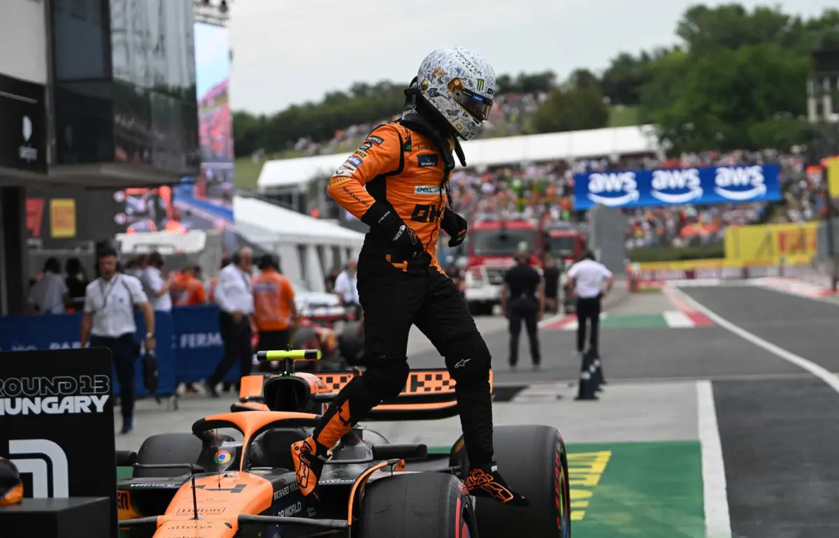 Piloto britânico garantiu a terceira pole position da carreira ao marcar a melhor volta em 1.15, 227 minutos