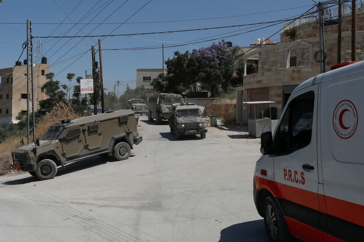 Pelo menos dois israelitas fardados dispararam na direção de um grupo de pessoas que estavam a dar entrevistas