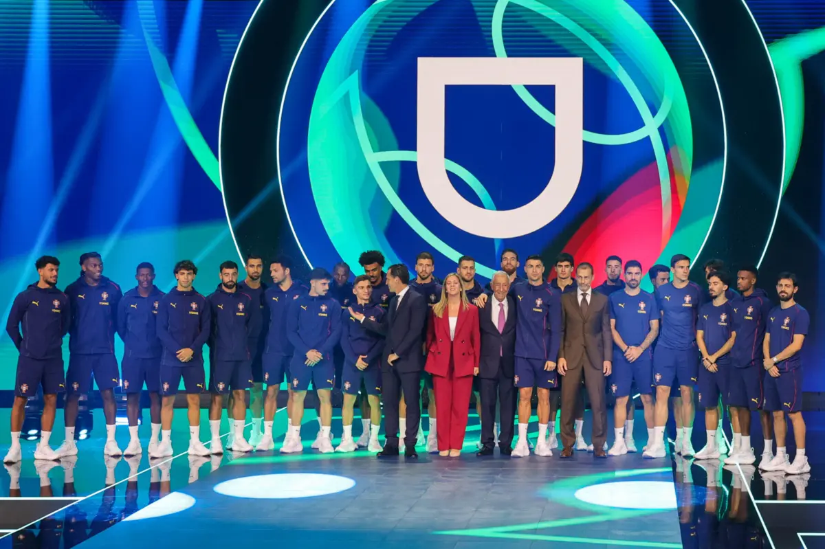 Presidentes da República, da UEFA, da FPF, ministra da Cultura e jogadores da seleção na abertura do congresso