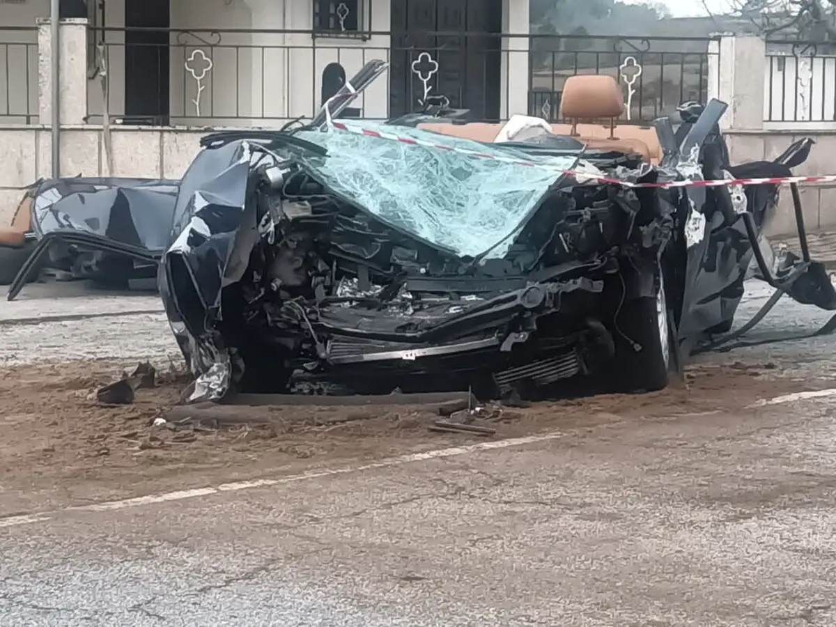 O automóvel ficou destruído na colisão