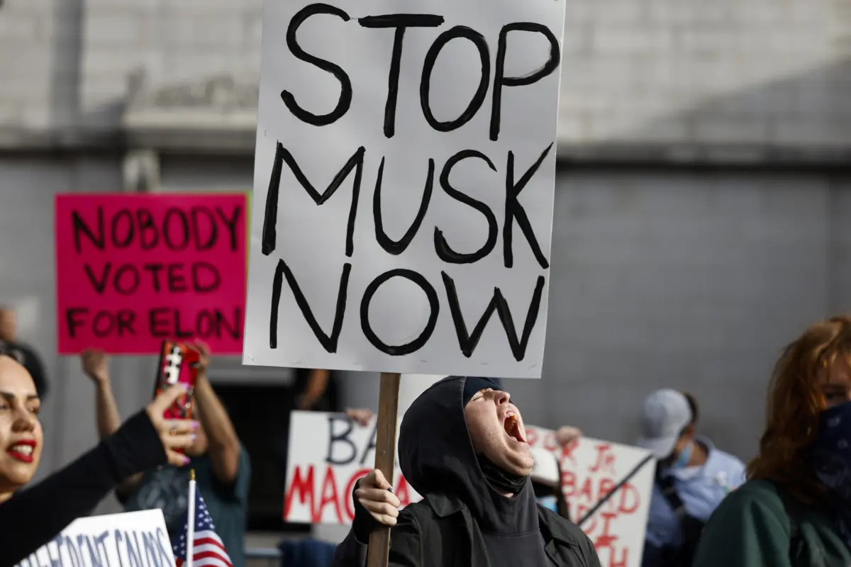 Medidas de Musk, com aval de Trump, têm sido contestadas - na imagem um protesto em Los Angeles