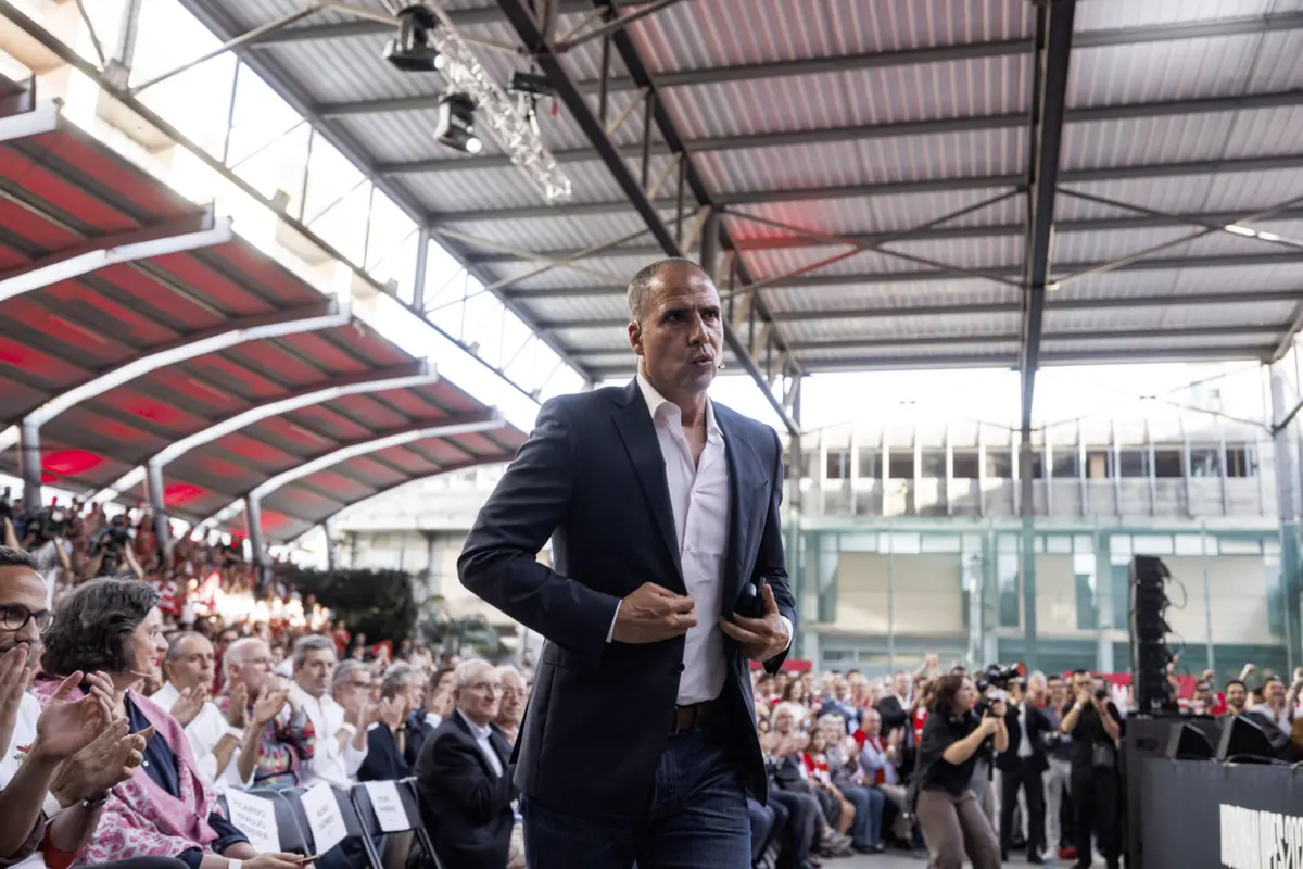 "A minha vida é muito facilitada pelo facto de vivermos numa democracia", acrescenta o humorista