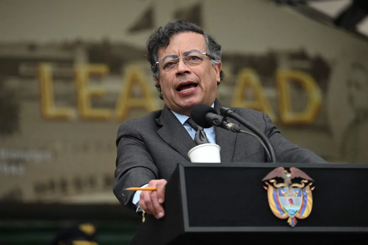"Os insultos indicam sempre o tamanho do cérebro; quanto mais insultos, menos cérebro", responde Gustavo Petro