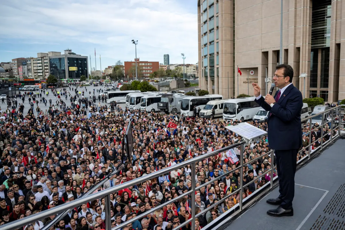 O líder da oposição, Ekrem Imamoglu, permanece em prisão preventiva