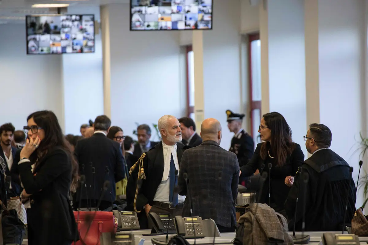 Advogados à espera da leitura do veredito durante o julgamento