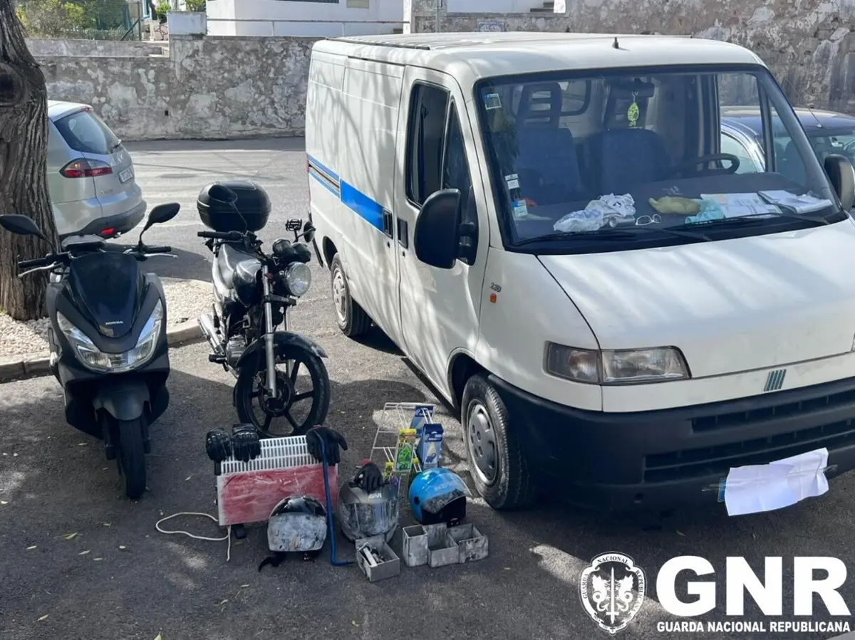 GNR deteve dois homens e recuperou três motociclos e um furgão furtados