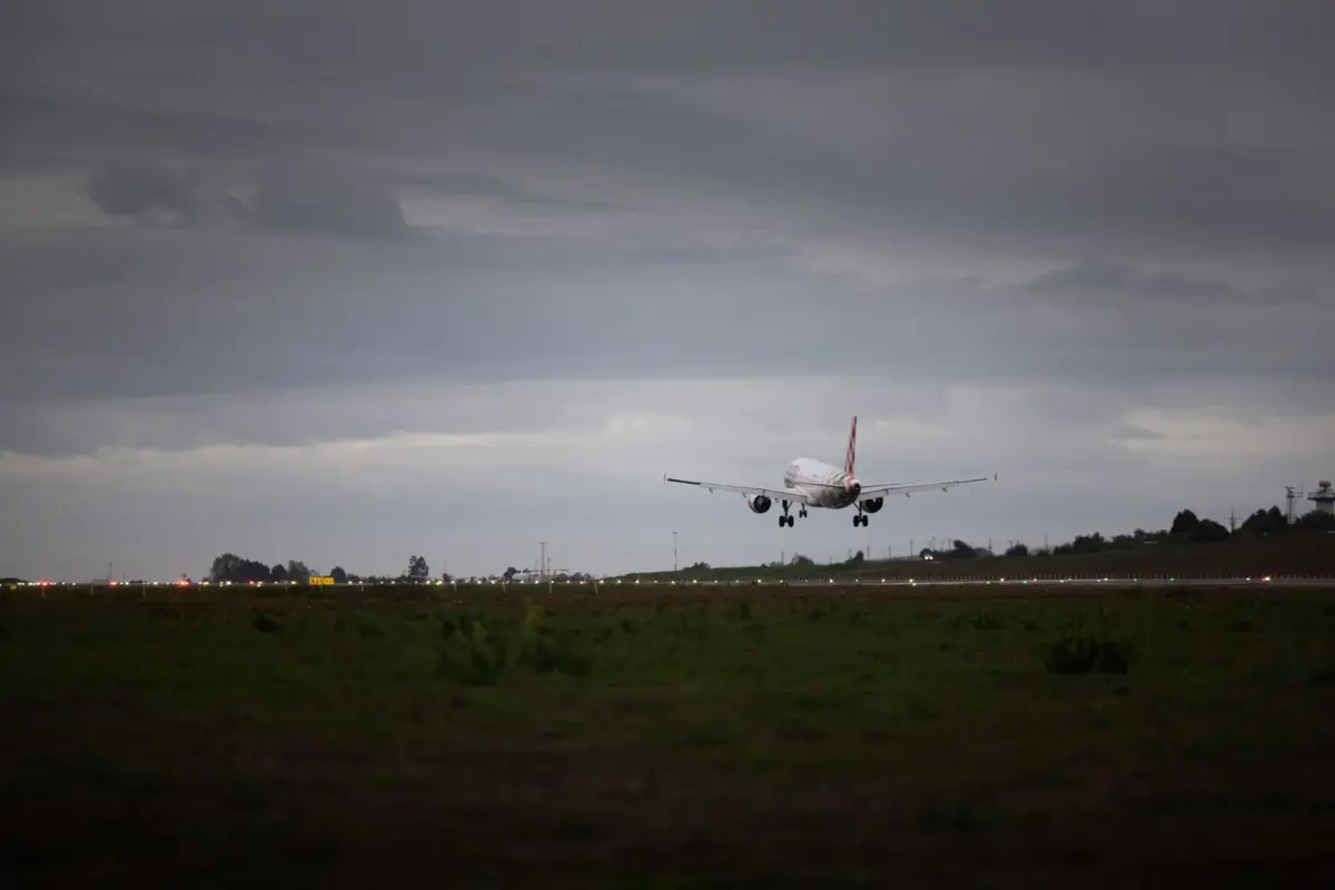 Um polícia matou a tiro um homem que empunhava uma faca à porta de um terminal do aeroporto
