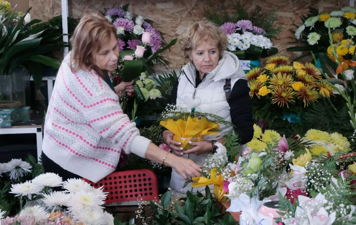 Clientes procuram flores mais baratas na florista Arte Floral, no Porto