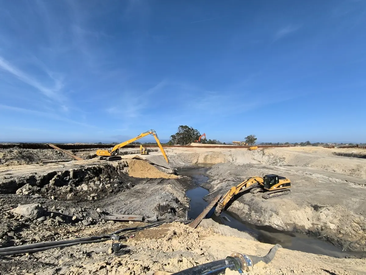 Obra obrigou ao desvio temporário do leito do rio
